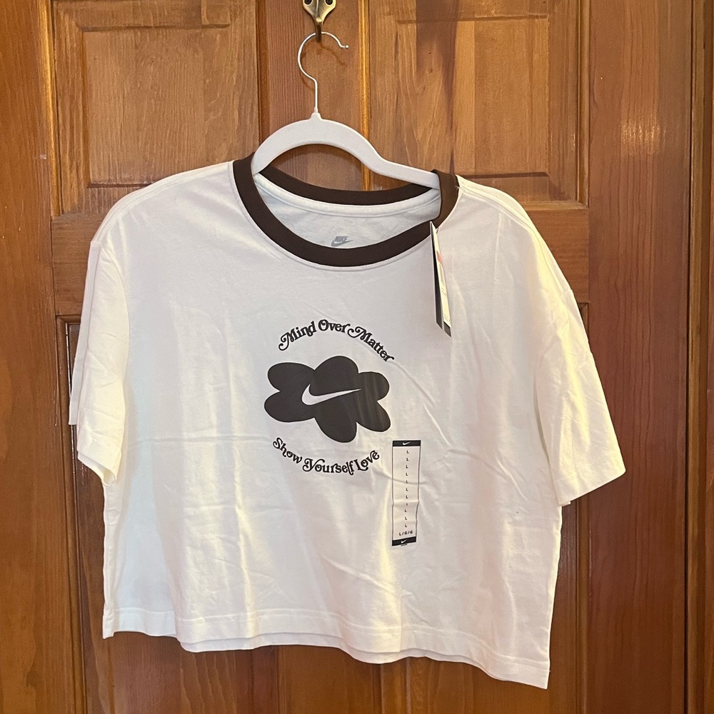 NWT Nike women’s crop top crème with brown design